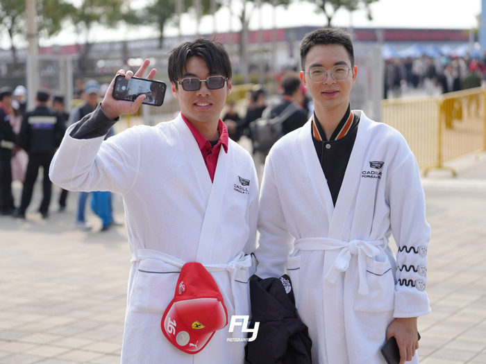 c7c7.app下载-商贸区现浴袍车迷持手牌为F1中国大奖赛助威_新浪新闻